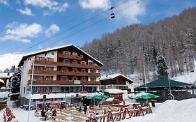 Hotel The Larix Ski-In Ski-Out